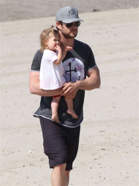 Exclusive… Chris Hemsworth & Daughter India Enjoy A Day On The Beach ...