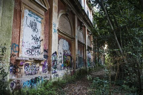 Villa Ada Il Degrado Delle Scuderie Reali 1 Di 1 Roma Repubblica It