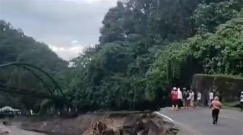 Jalan Padang Bukittinggi Putus Total Akibat Banjir Bandang Dan Luapan