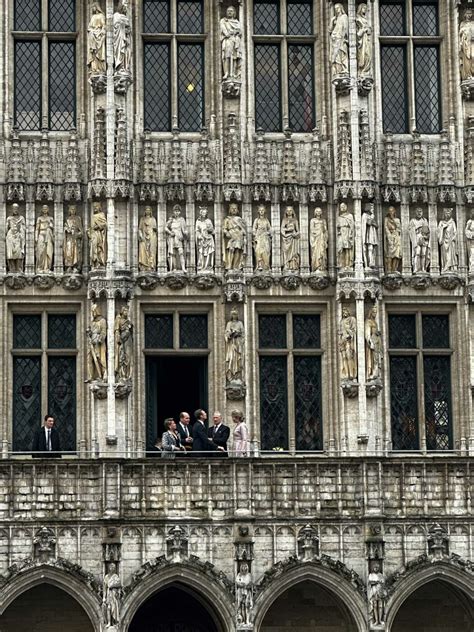 Le Roi Philippe Et La Reine Mathilde Sur La Grand Place De Bruxelles