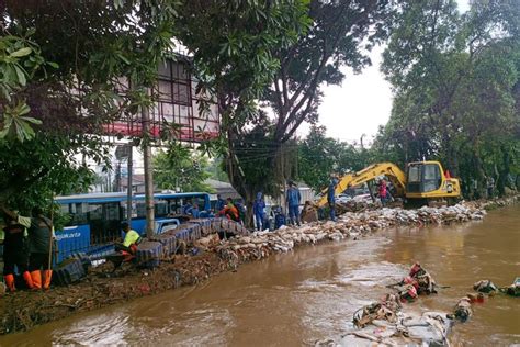 Foto Bukan Tanggul Jebol Jalan Raya Bogor Kebanjiran Karena Kali