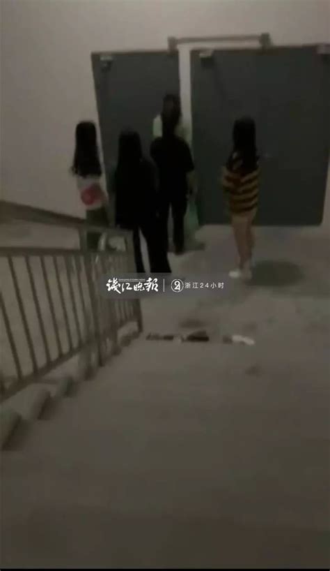 14岁女生逛商场，被陌生女孩拉到楼梯间轮流暴打！澎湃号·媒体澎湃新闻 The Paper