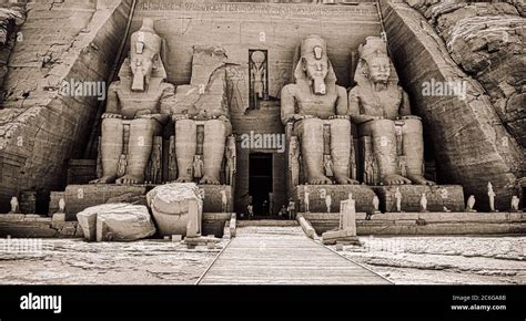 El Templo En Abu Simbel Estatuas Representan Rams S Ii Sentado En Un