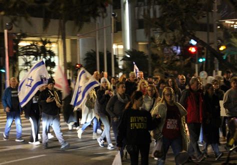 Atos em Tel Aviv pedem libertação de reféns e eleições antecipadas em