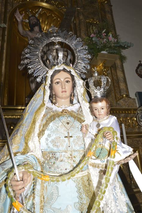 La Cofrad A De La Virgen Del Rosario La Imagen Procesiona Junto Al