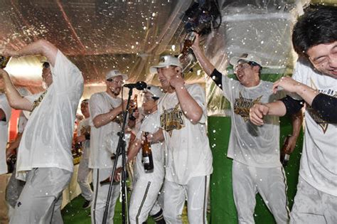 【写真特集】オリックス3000本のビールで歓喜の祝杯！リーグ優勝に続くビールかけ プロ野球ライブ速報 日刊スポーツ