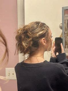 Curly Messy Artsy Nyc Updo Aesthetic Cutesie Clipped Hair Curly Bronde Light Brown Blonde Haie