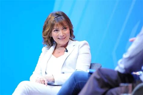 ITVs Lorraine Kelly Joins Boob Bus In A Bid To Save Lives Daily Star