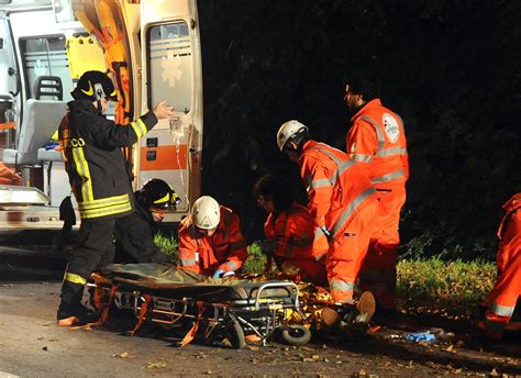 Auto Nel Fosso Grave Bimba Di 8 Anni