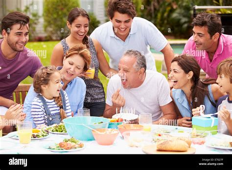 Multi Generationen Familie Feiert Geburtstag Im Garten Stockfotografie