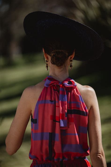 Look De Invitada Con Vestido Con Vuelo Y Cuello Halter