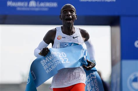 A sus 37 años Eliud Kipchoge rompe su propio récord en el Maratón de