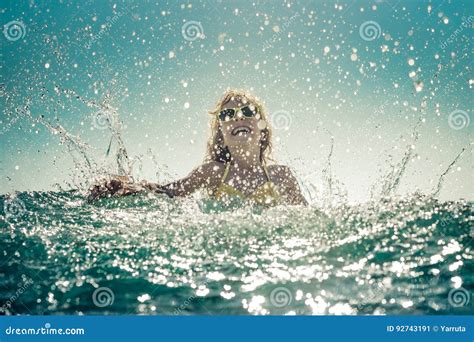 Enfant Heureux Jouant En Mer Image Stock Image Du Loisirs Détendez