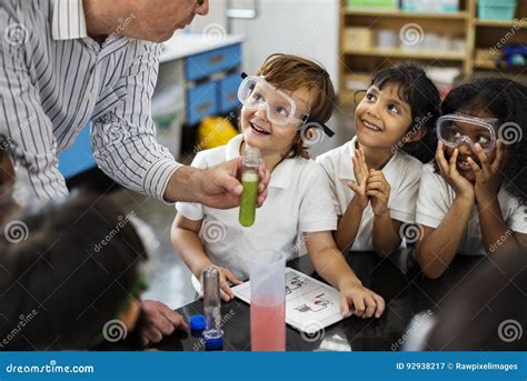 Estudiantes Que Aprenden En Clase Del Laboratorio Del Experimento De La