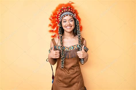 Joven hermosa chica latina con traje indio signo de éxito haciendo gesto positivo con la mano