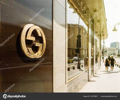 Gucci logotype on fashion flagship store – Stock Editorial Photo © ifeelstock #147478847