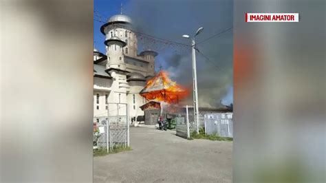 Un incendiu puternic a mistuit o biserica veche din Bacău Știrile ProTV