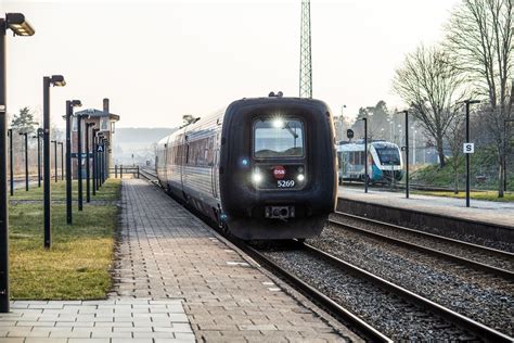 Ic Fra Aarhus Og Arriva Tog Fra Viborg Ankommer Til Lang Station P