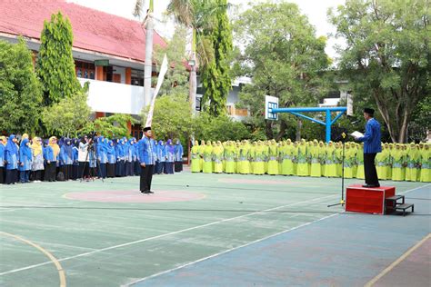 Drumband Gita Surya Nada Tampil Memukau Di Peringatan Hari Guru