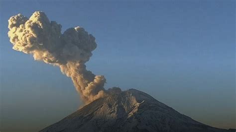 Vulkan spuckt Asche Popocatepetl aktiv Eine Million Schüler zu Hause