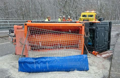 Fotostrecke Stuttgart Feuerbach Streufahrzeug Kippt Auf Glatter