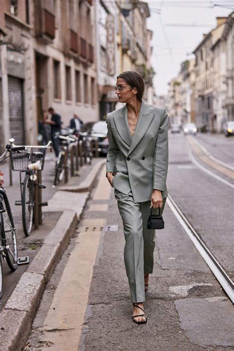 Mani Res De Porter Un Ensemble Veste Pantalon Pour Femme