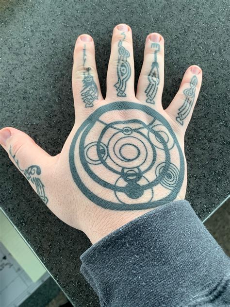 Who doesn’t love a hand tattoo : r/skyrim