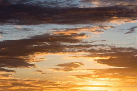 langit fajar golden twilight sebelum matahari terbenam latar belakang