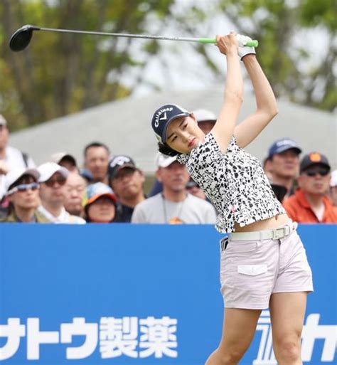 熊谷かほ カメラマンに笑顔／女子プロ写真特集 ゴルフ 日刊スポーツ 三浦桃香 ゴルフ カメラマン