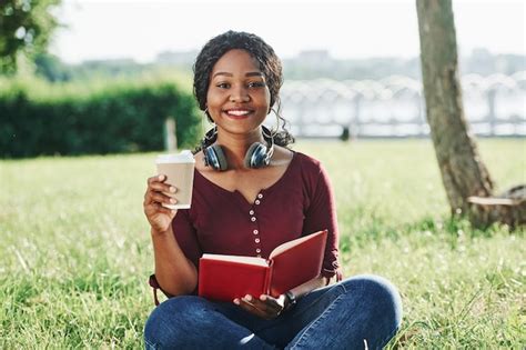 Premium Photo Cheerful African American Woman In The Park At Summertime