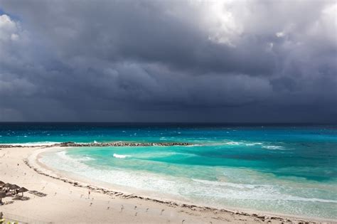 Así quedó Cancún tras el impacto de tormenta Gamma y se mantiene alerta