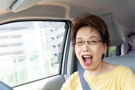 おばあちゃん 運転のストックフォト Istock