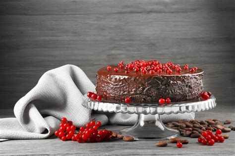 Premium Photo Chocolate Cake With Cranberries On Wooden Background