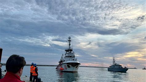 Salerno Attraccata La Nave Open Arms Con Migranti A Bordo