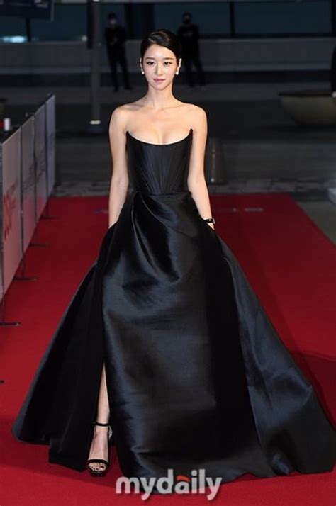 6 Potret Seo Ye Ji At The Buil Film Awards 2020 Channeling Black Swan