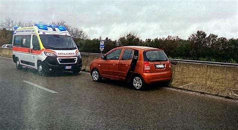 Incidente Stradale Perde Il Controllo Dell Auto E Finisce Contro Il