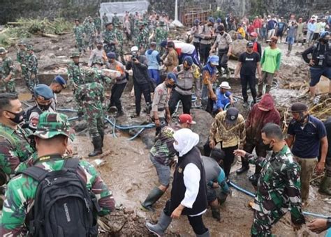 Proses Evakuasi Korban Banjir Bandang Kota Batu Beritadata