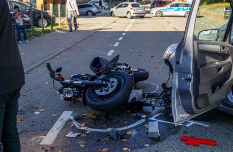 Leonberg Motorradfahrer Bei Unfall Schwer Verletzt B Blingen