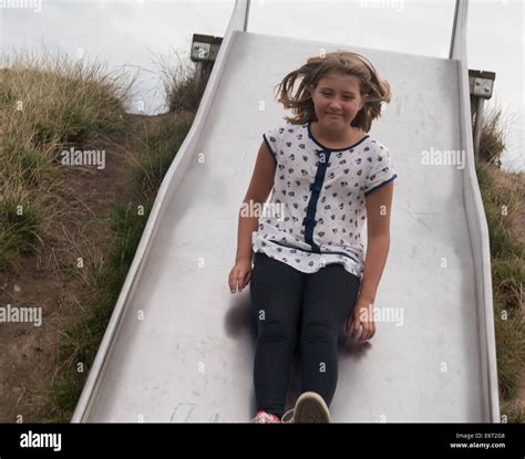 Jeune Fille Sur Toboggan Banque De Photographies Et Dimages à Haute