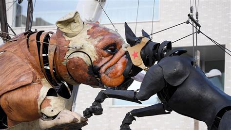 Royal de Luxe à Nantes le Xolo contre le Bull Machin qui allez vous