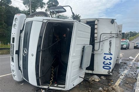 Caminhão de lixo tomba na avenida das Flores e deixa motorista ferido