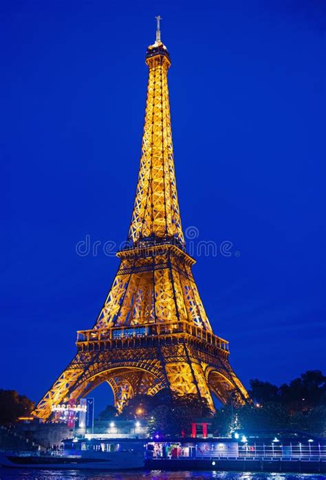 Torre Eiffel Em Paris Na Noite Bonita Do Outono Imagem De Stock