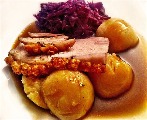 Bayrischer Krustenbraten mit Dunkelbiersoße und Semmelknödeln von