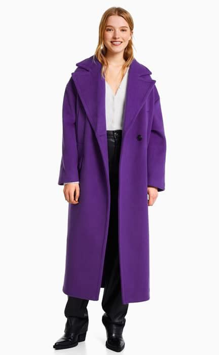 Abrigo morado de Bershka para darle color a los días invernales