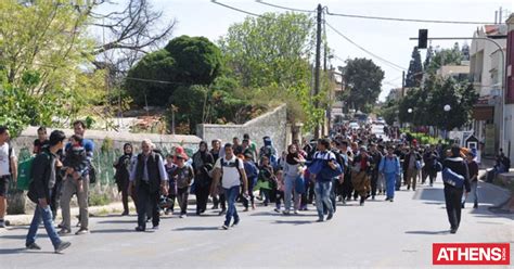 Χίος Στο λιμάνι οι πρόσφυγες που έριξαν τον φράχτη στο hot spot εικόνες video Athens Voice