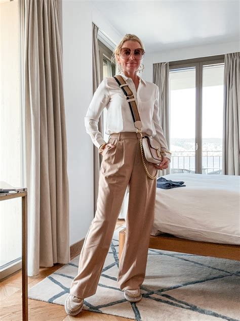 This Pleated Pant Trend Looks Amazing On Women Over 40 But Tricky