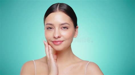 Schönes Junges Mädchen Das Ihre Brüste Zeigt Stock Video Video von bikini mode 112519787