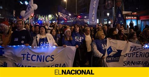 Unos T Cnicos Sanitarios Cortan La Diagonal De Barcelona Para