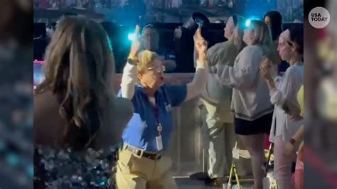 Dancing Security Guard Steals The Show At A Taylor Swift Concert