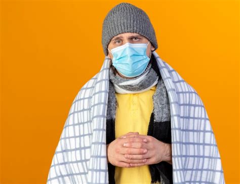 Clueless Jeune Homme Slave Malade Blonde Portant Un Foulard De Chapeau D Hiver Et Un Masque